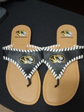 Mizzou Tiger Logo Black & Tan Leatherette Sandals Size 8